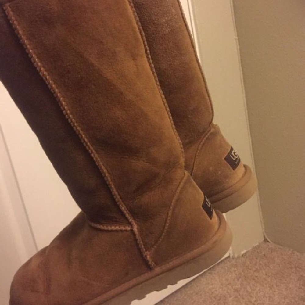 Size 6 Chestnut Tall Uggs! Good condition!